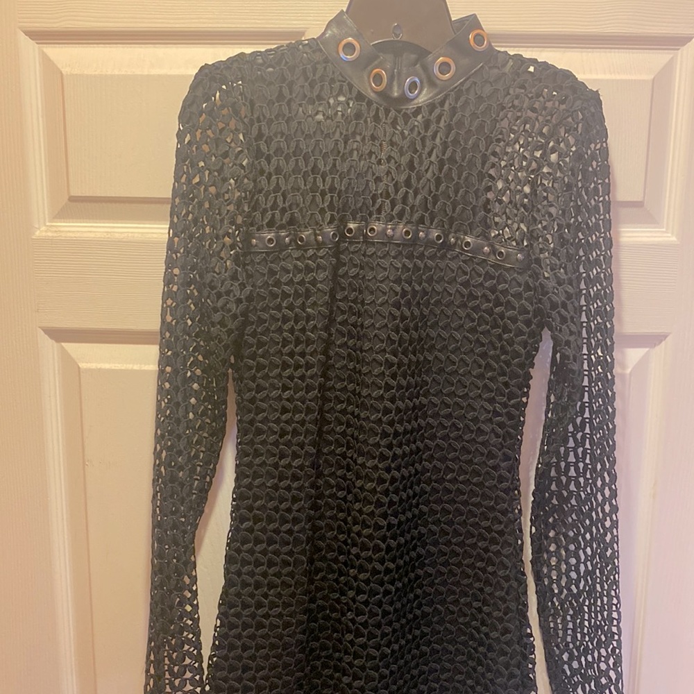 Vestido negro de vestir con malla y piel de cuero